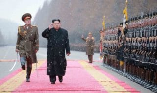Kim Jong Un passa in rassegna le truppe durante le celebrazioni del Capodanno