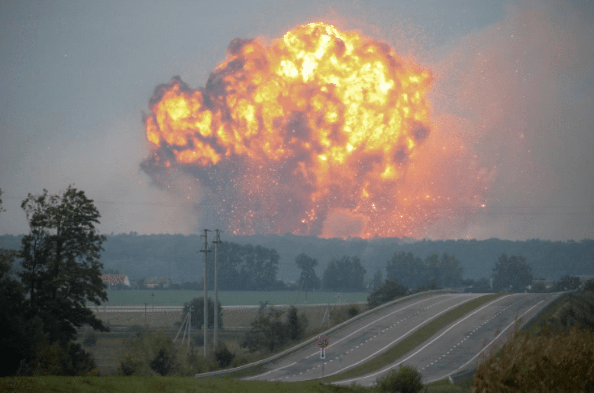 Un deposito di munizioni è esploso in Ucraina, migliaia di persone evacuate