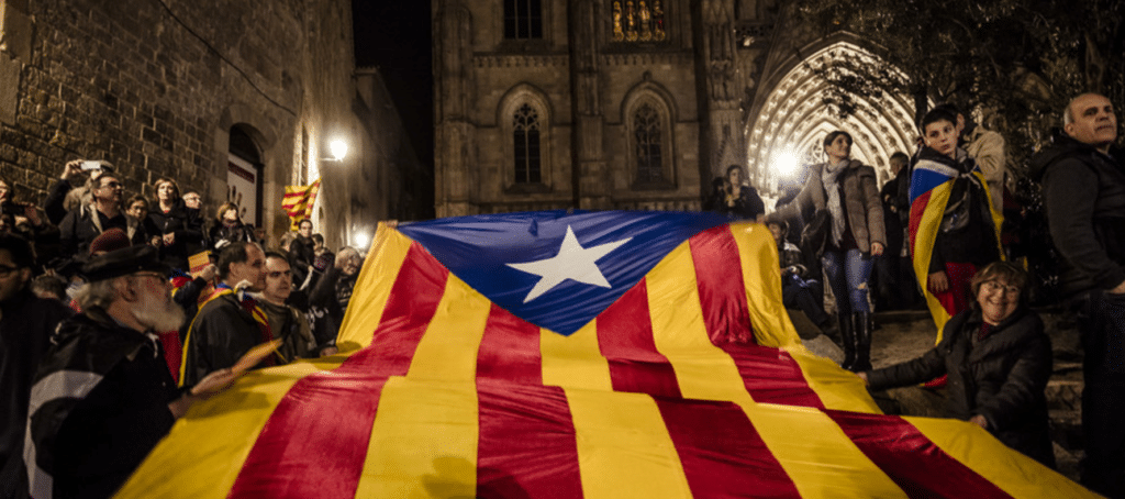 Migliaia di persone sono scese in piazza per protestare contro gli arresti ordinati dal governo di Madrid per impedire il referendum sull'indipendenza catalana