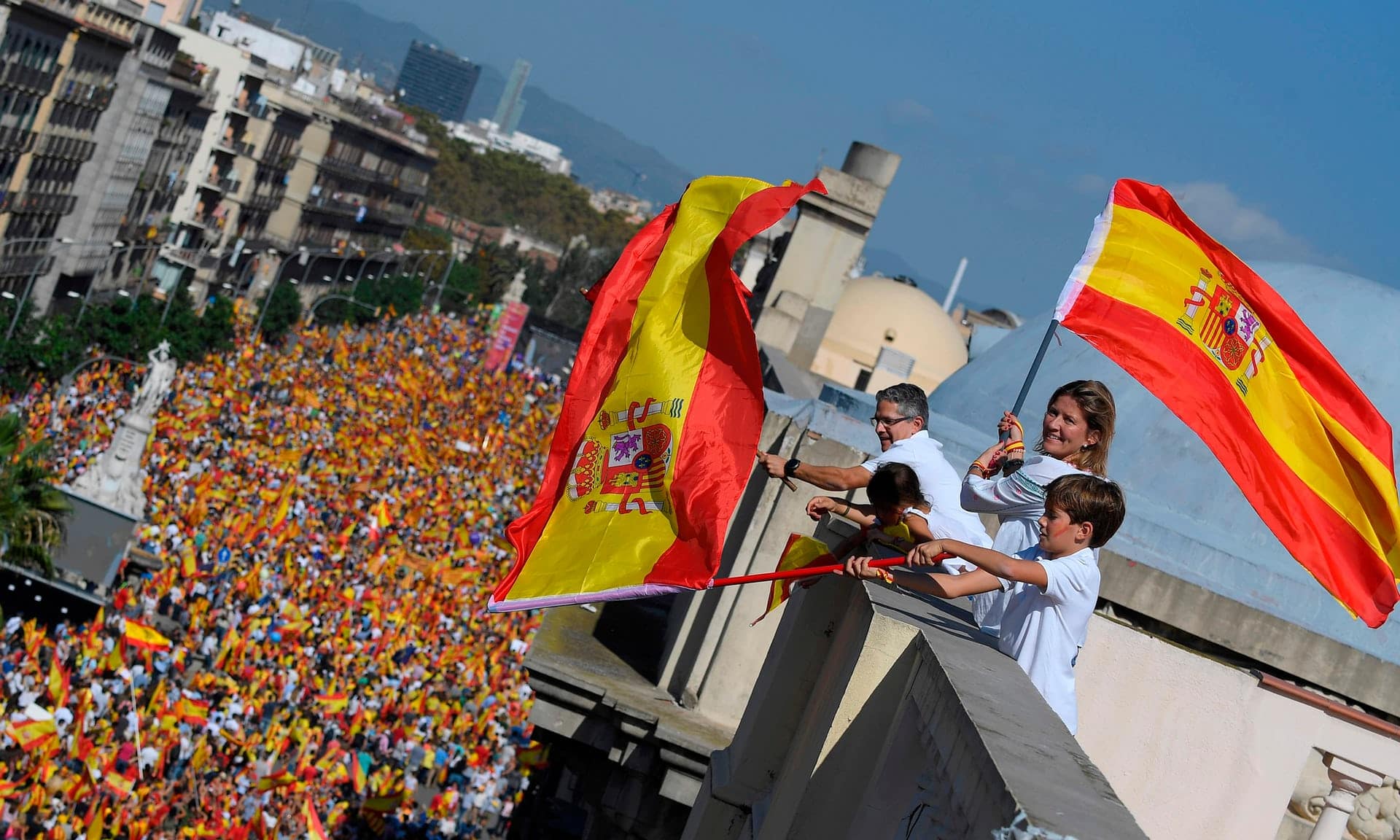 Spagna | Migliaia Di Manifestanti A Barcellona Per L'unità Del Paese | TPI