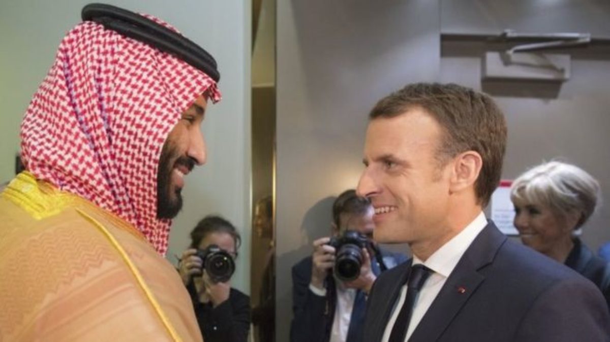 Il presidente francese Macron e il principe saudita Mohammed bin Salman.