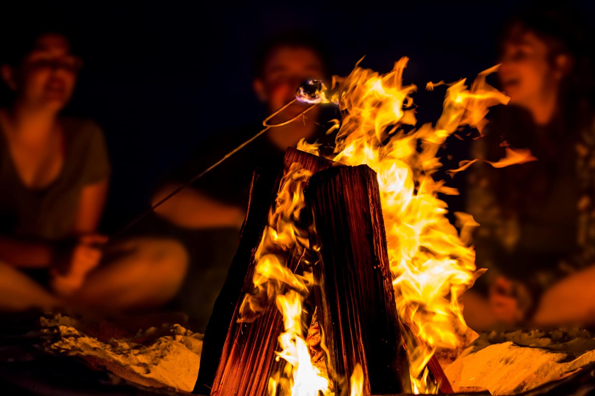 Perché il fuoco ci rende più socievoli e romantici | TPI