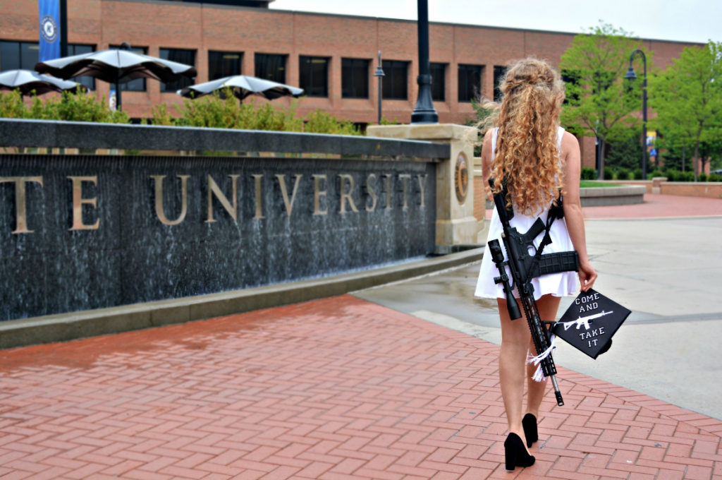 foto studentessa università fucile