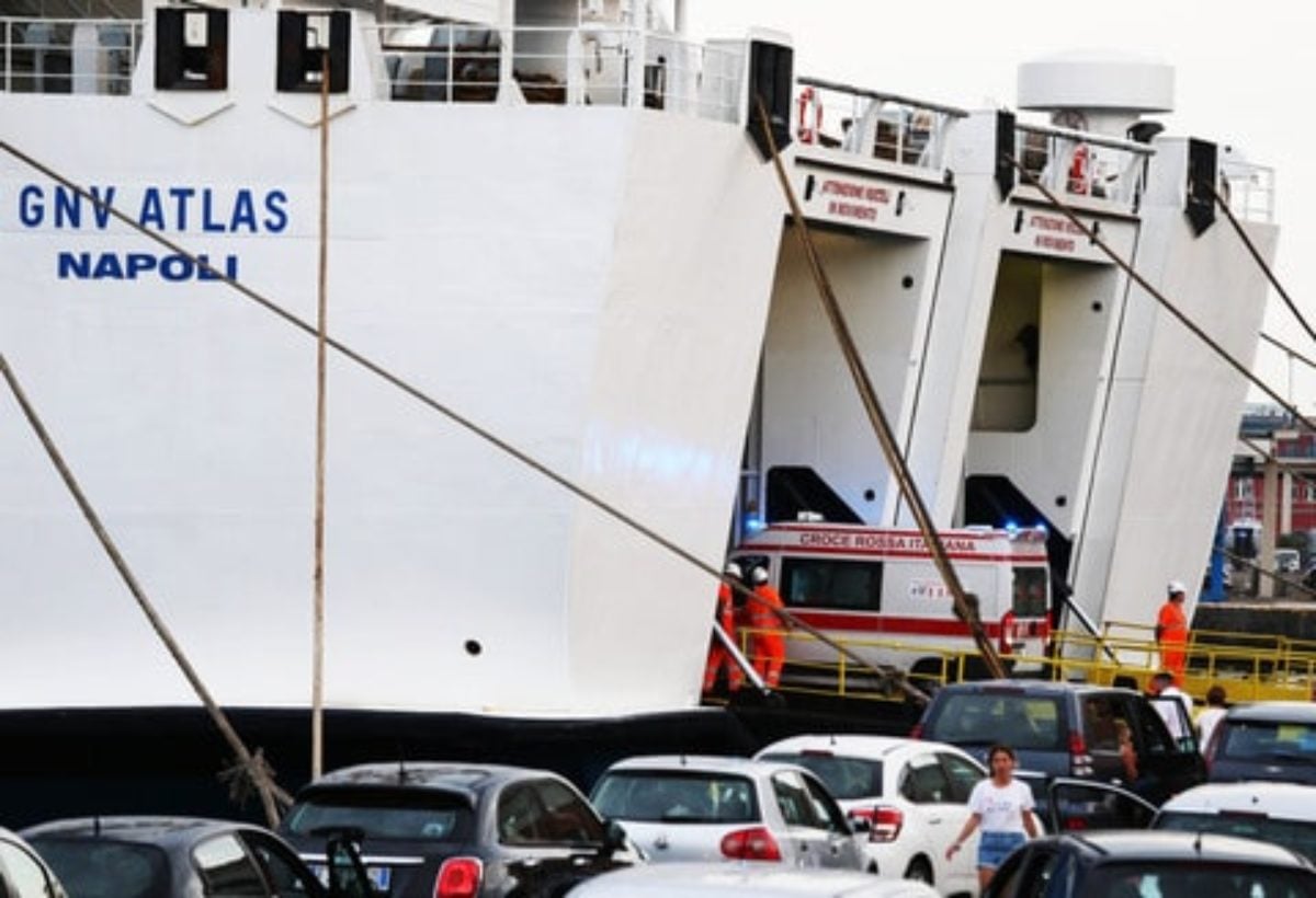 porto napoli auto traghetto