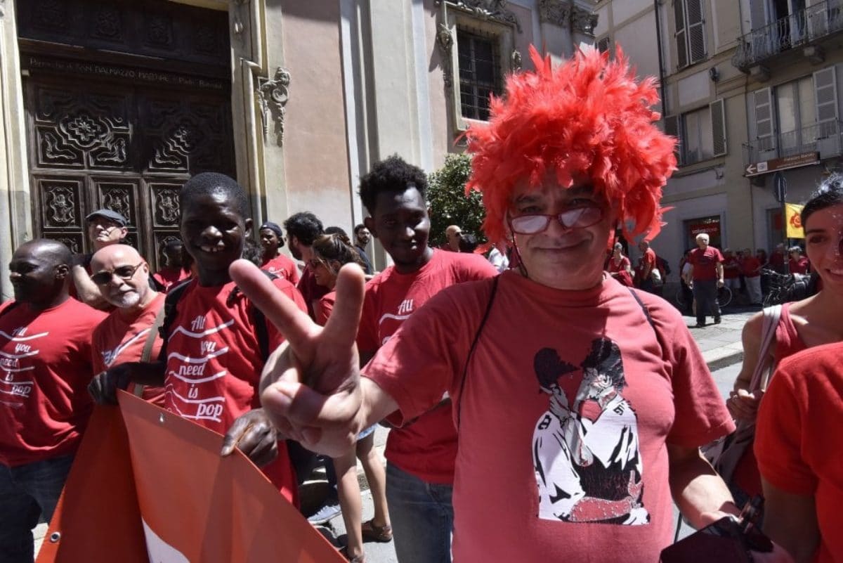 magliette rosse migranti flash mob torino