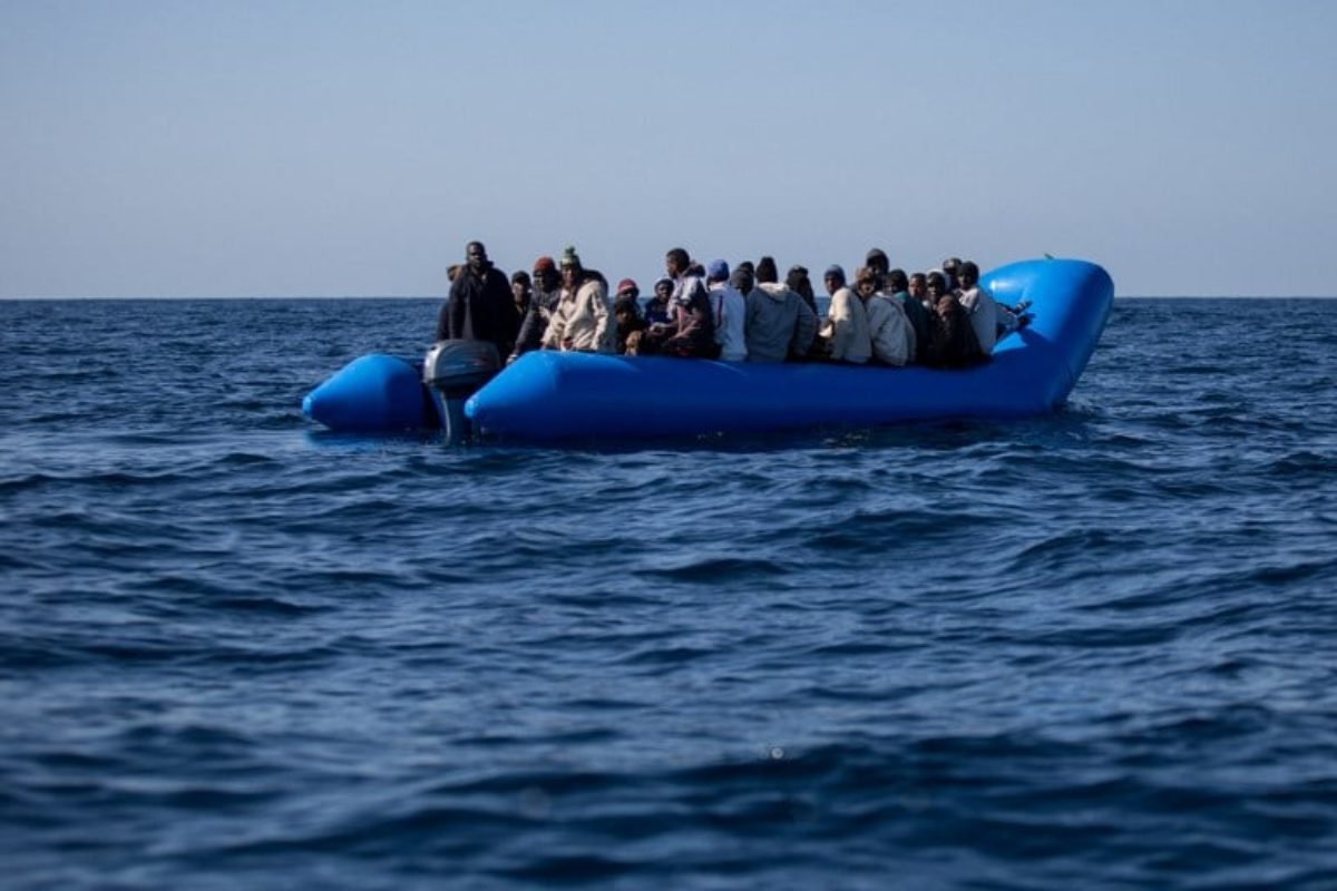 migranti barca in difficoltà libia