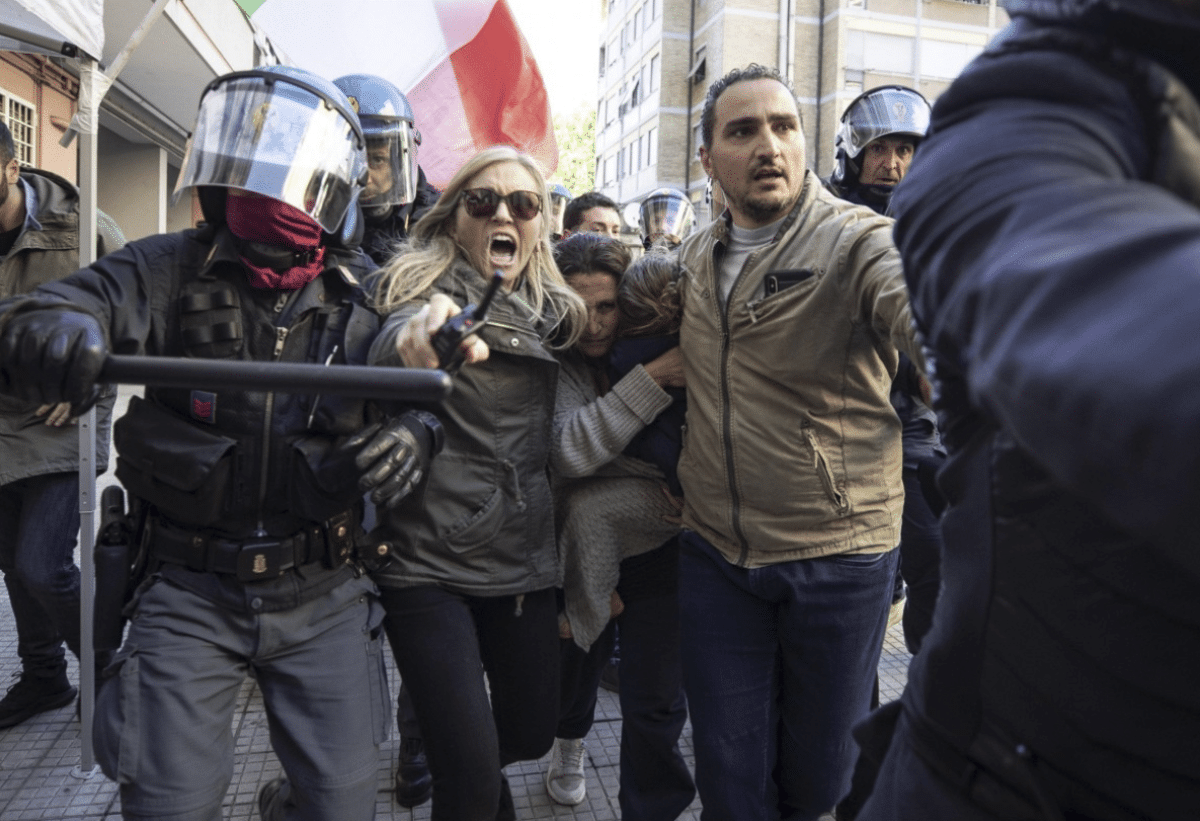 Casal Bruciato Rom | Casapound Minaccia: "Tr**a, Ti Stupriamo"