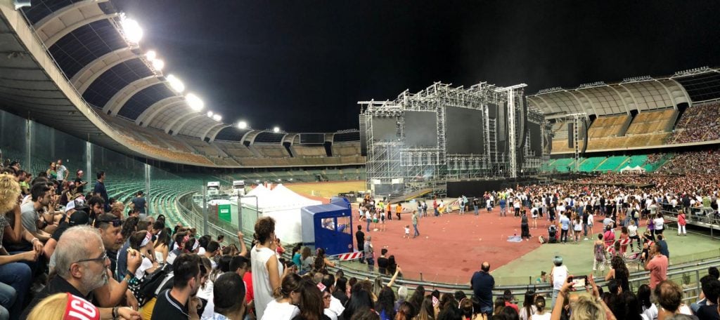 Il Primo Concerto Di Ligabue A Bari è Un Flop: Stadio Vuoto E Fan ...