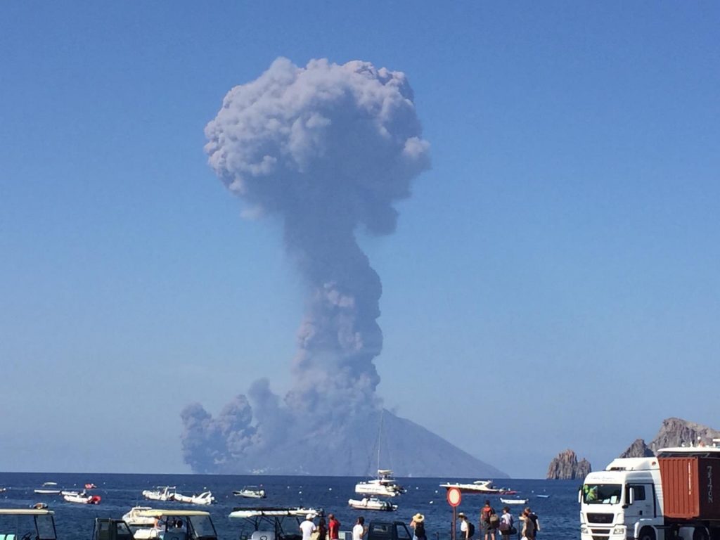 Eruzione Vulcano Isola Di Stromboli: Foto E Video Delle Esplosioni