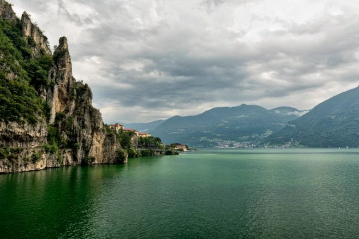 rifiuti lago iseo