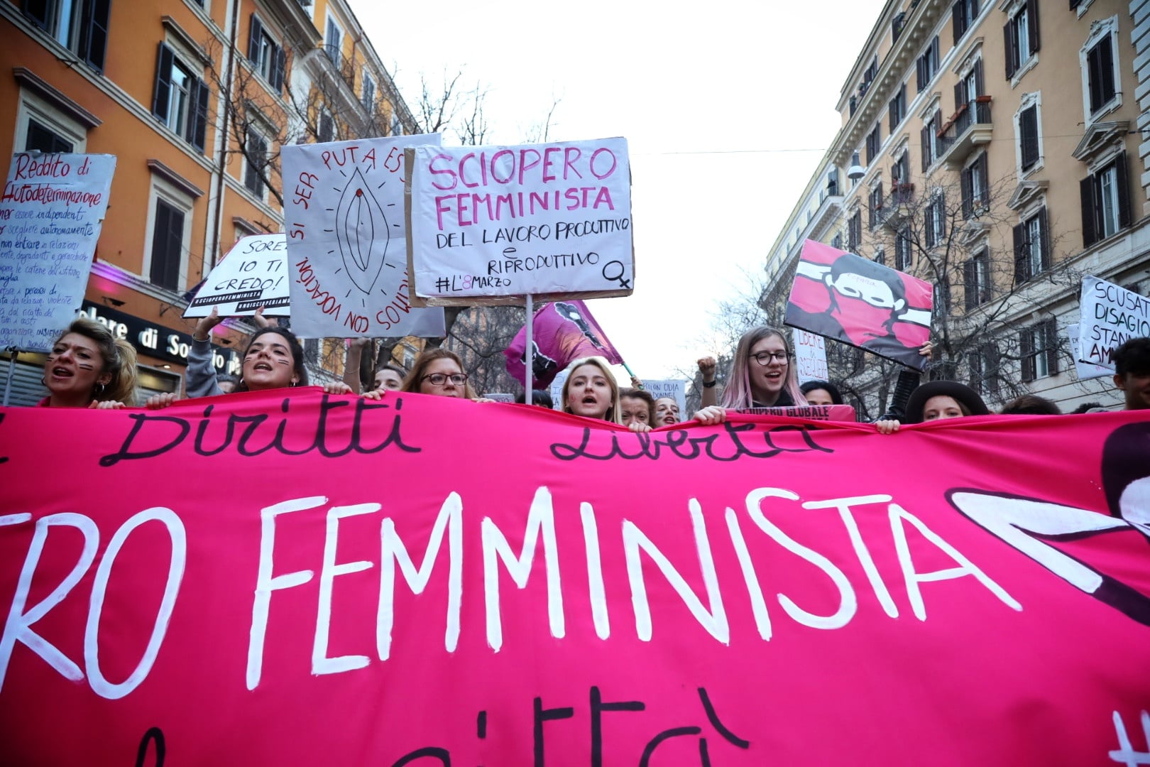 Manifestazione Contro La Violenza Sulle Donne A Roma Le Strade Chiuse