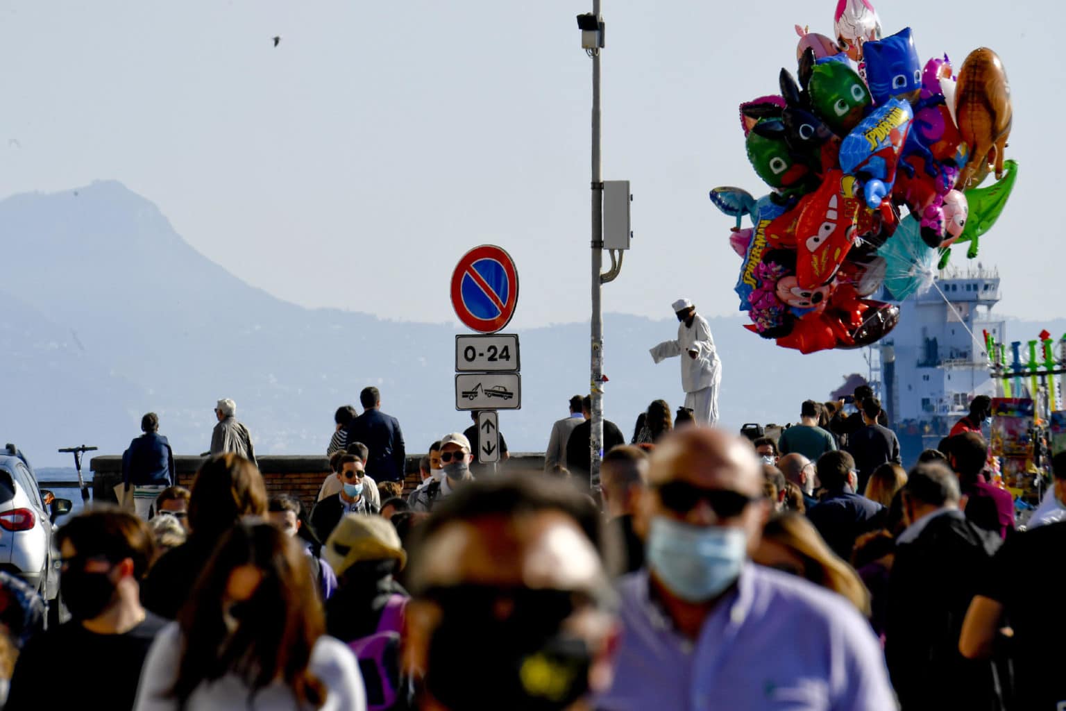 Covid, Le Due Facce Di Napoli: Folla Sul Lungomare E Coda Di Ambulanze