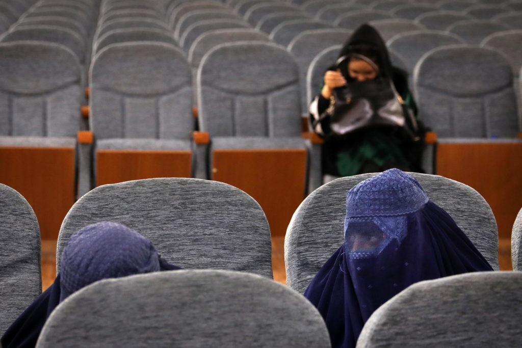 Afghanistan talebani donne fatwa classi miste università Herat