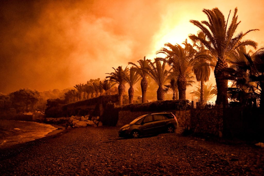 incendi grecia atene sfollati