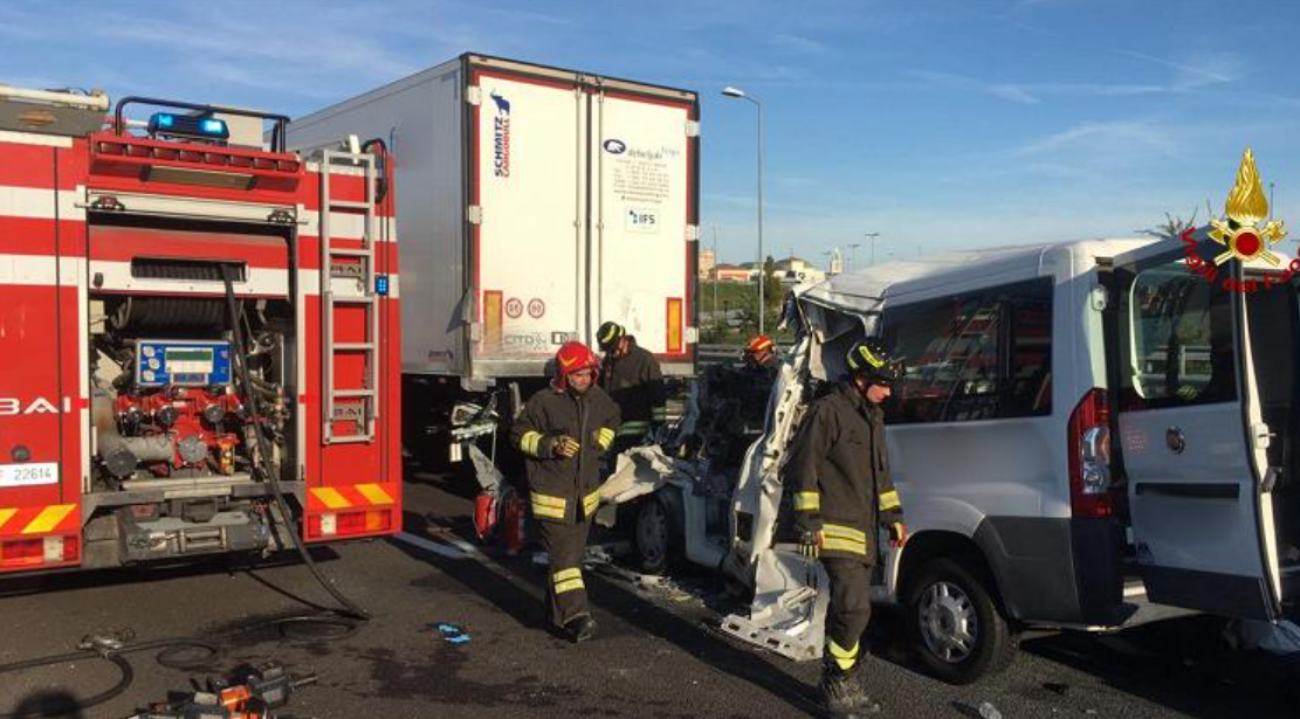 Van for disabled transport ends up under a truck on the A4: there are 6 ...