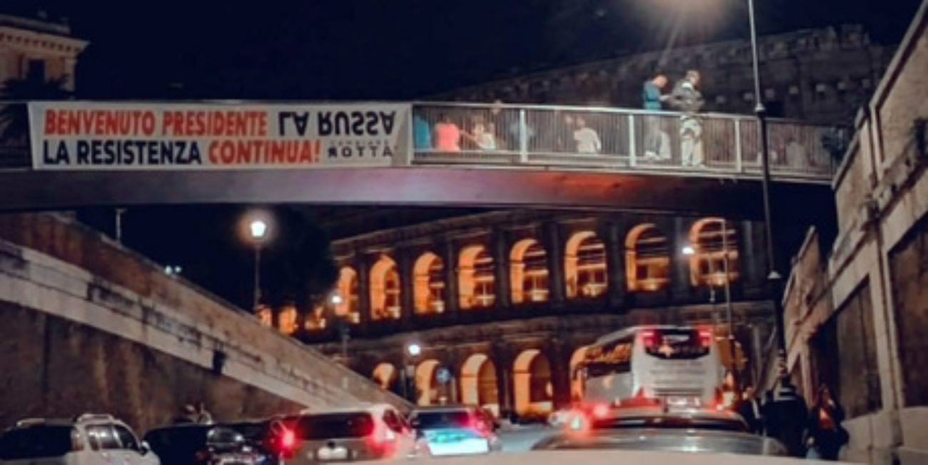 striscione la russa a testa in giù colosseo roma