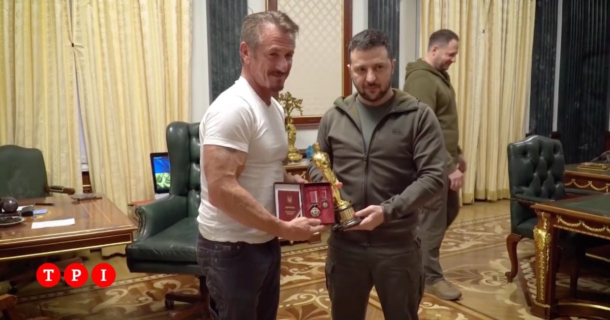 Ucraina Sean Penn Incontra Zelensky E Gli Regala Il Suo Oscar Video 4266