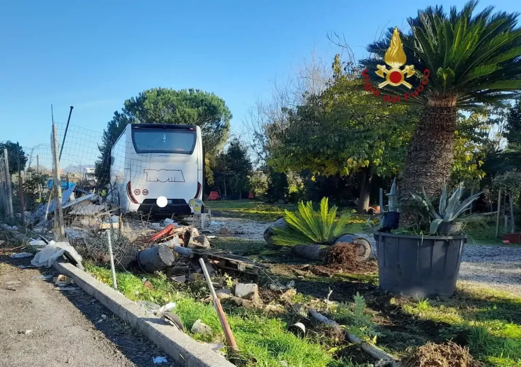 roma bus bambini fuori strada