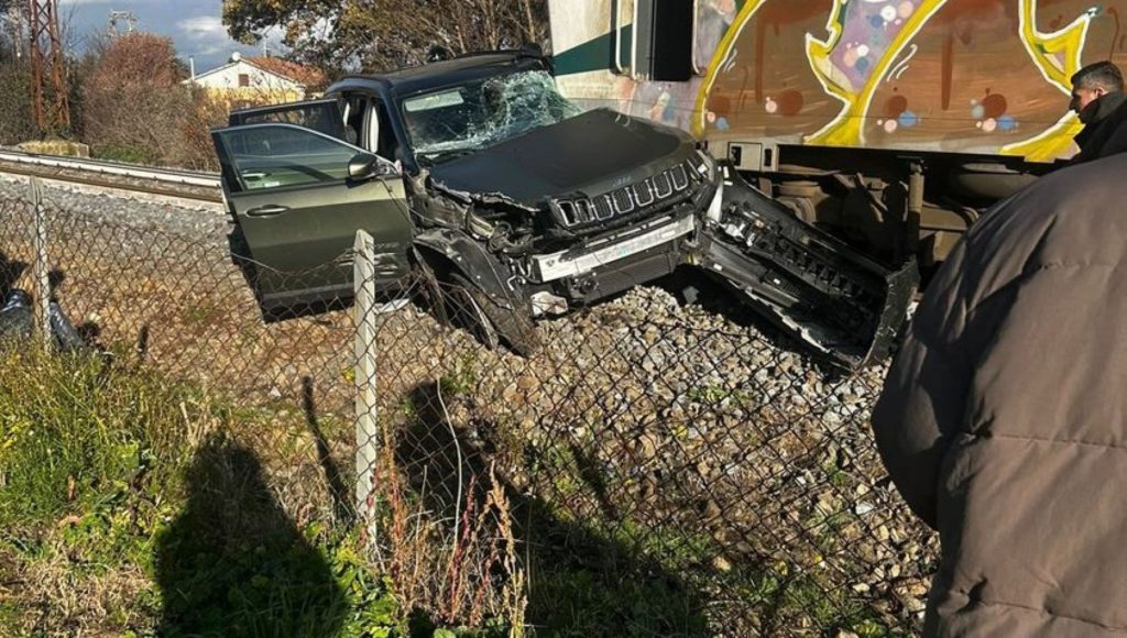 treno travolge jeep