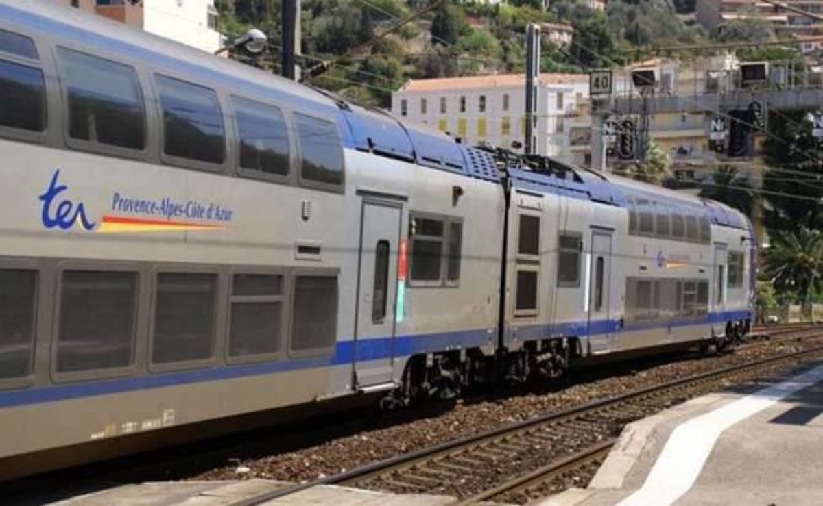 Morto folgorato dopo essere salito sul tetto del treno regionale: dramma in stazione