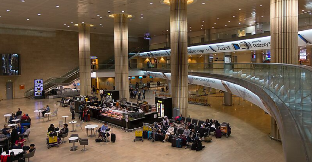 genitori abbandonano neonato aeroporto