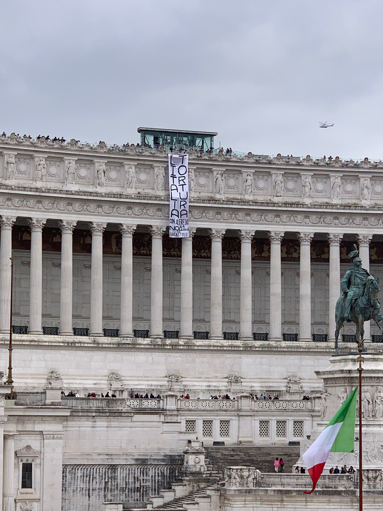 altare della patria striscione