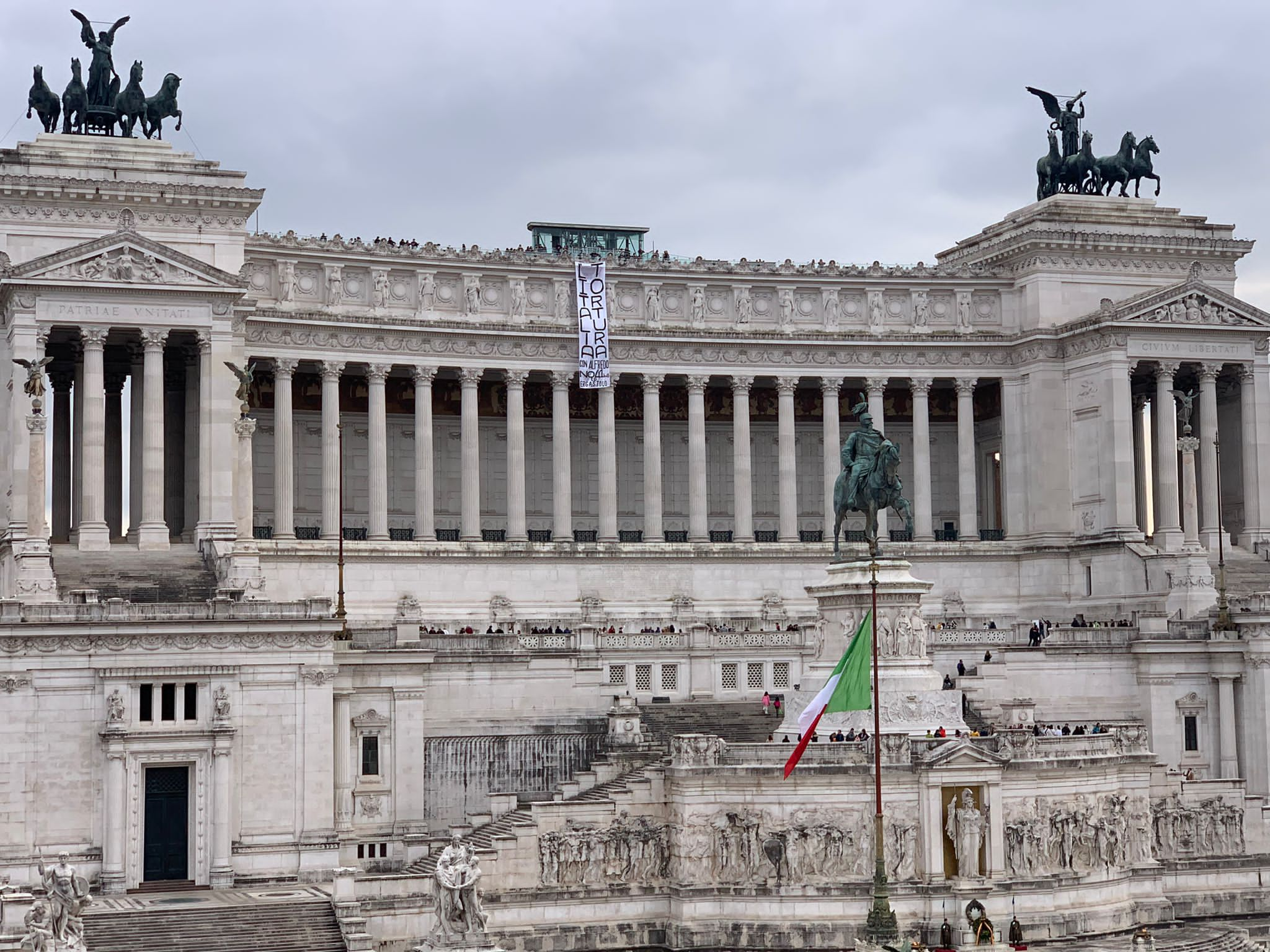 altare della patria striscione