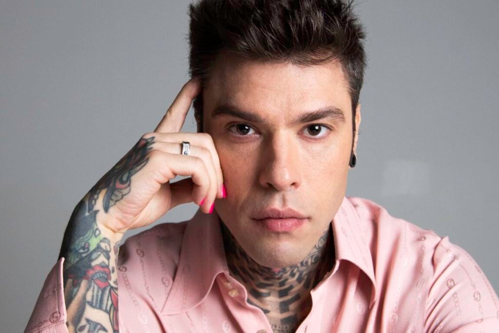 abito fedez sanremo 2023 stilista look vestito festival costa smeralda