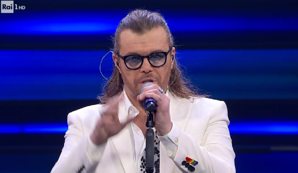 abito gianluca grignani sanremo 2023