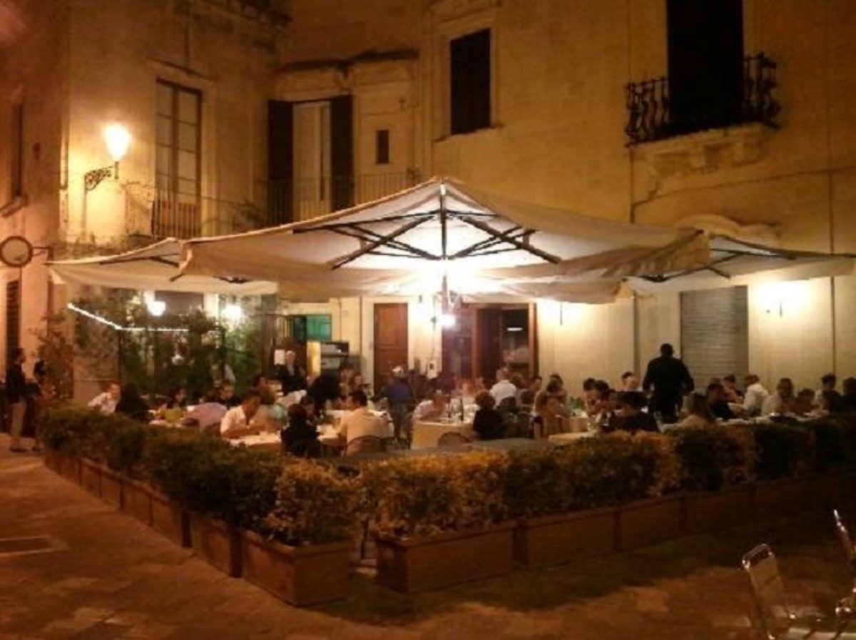 lecce furto ristorante migranti