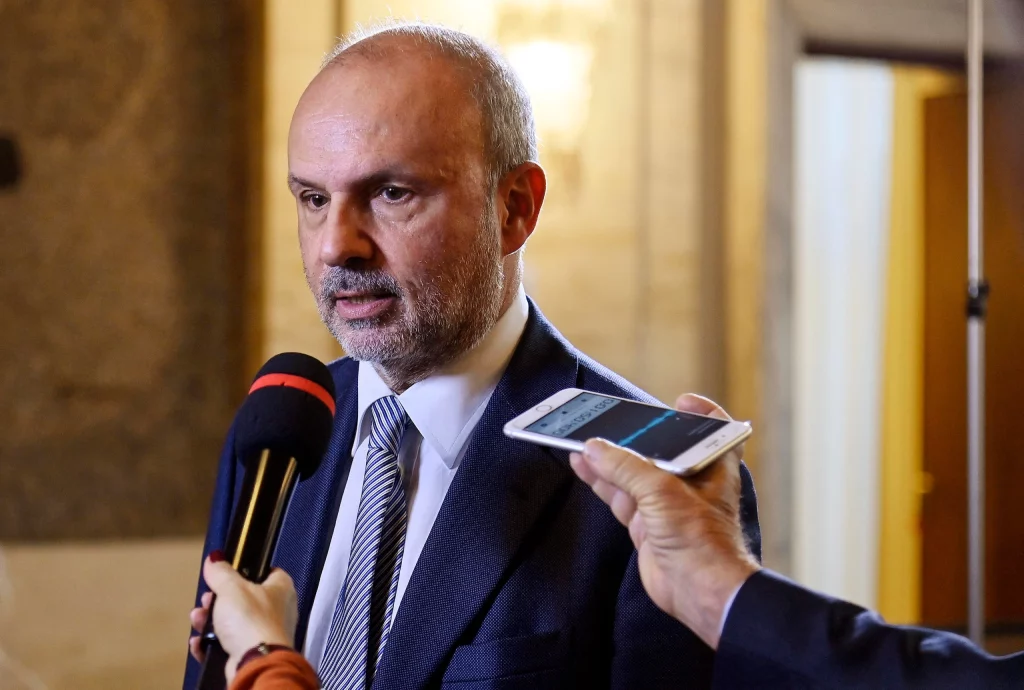 Il ministro della salute Schillaci Depenalizzare il reato per gli errori medici