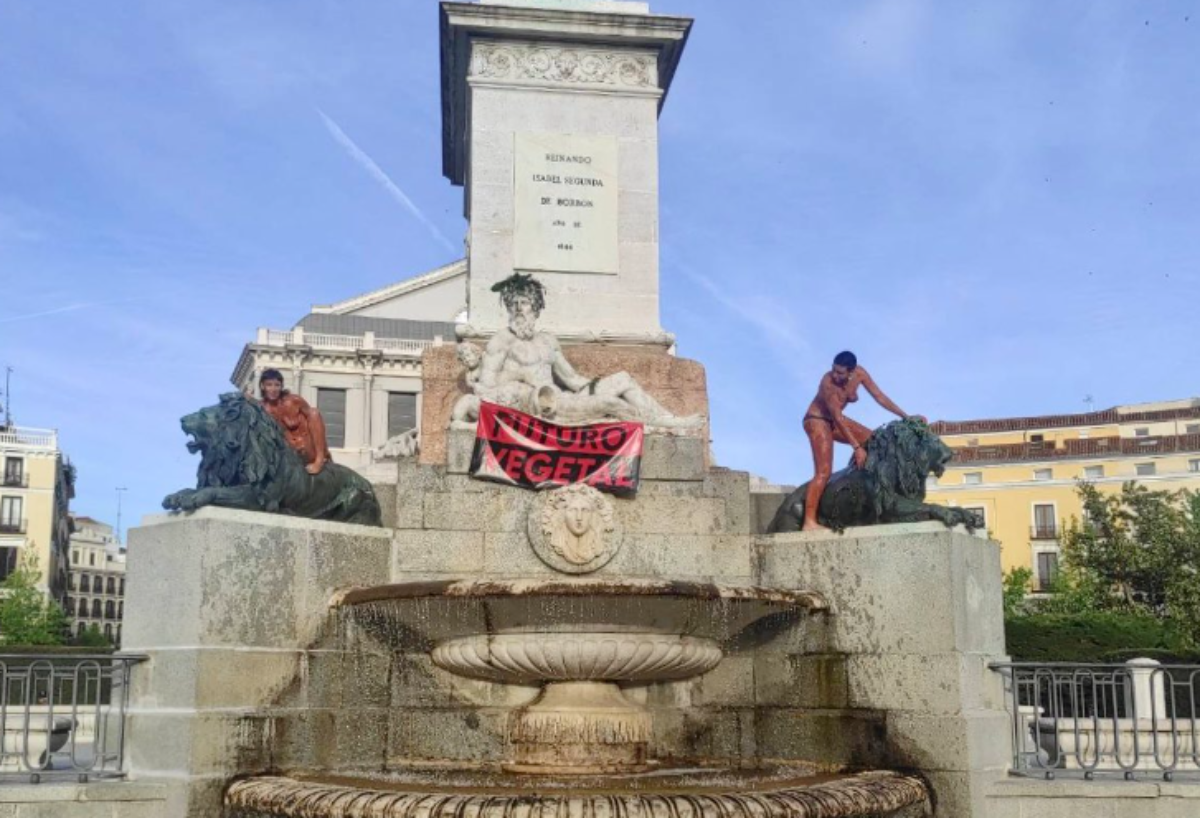 blitz nudi madrid fontana protesta attivisti