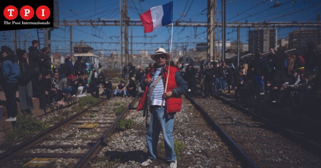 francia proteste parigi brucia pensioni macron reportage