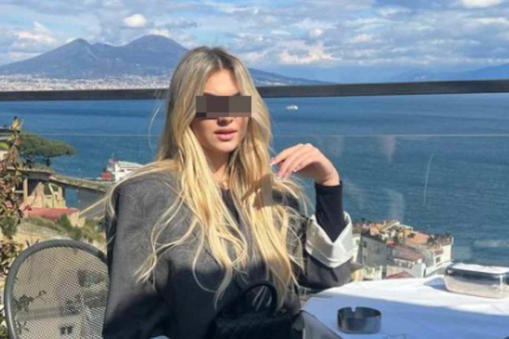 Chanel Totti in vacanza a Napoli la foto scatena gli haters