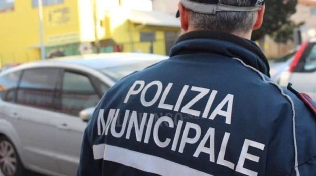 napoli polizia municipale aggredito duomo