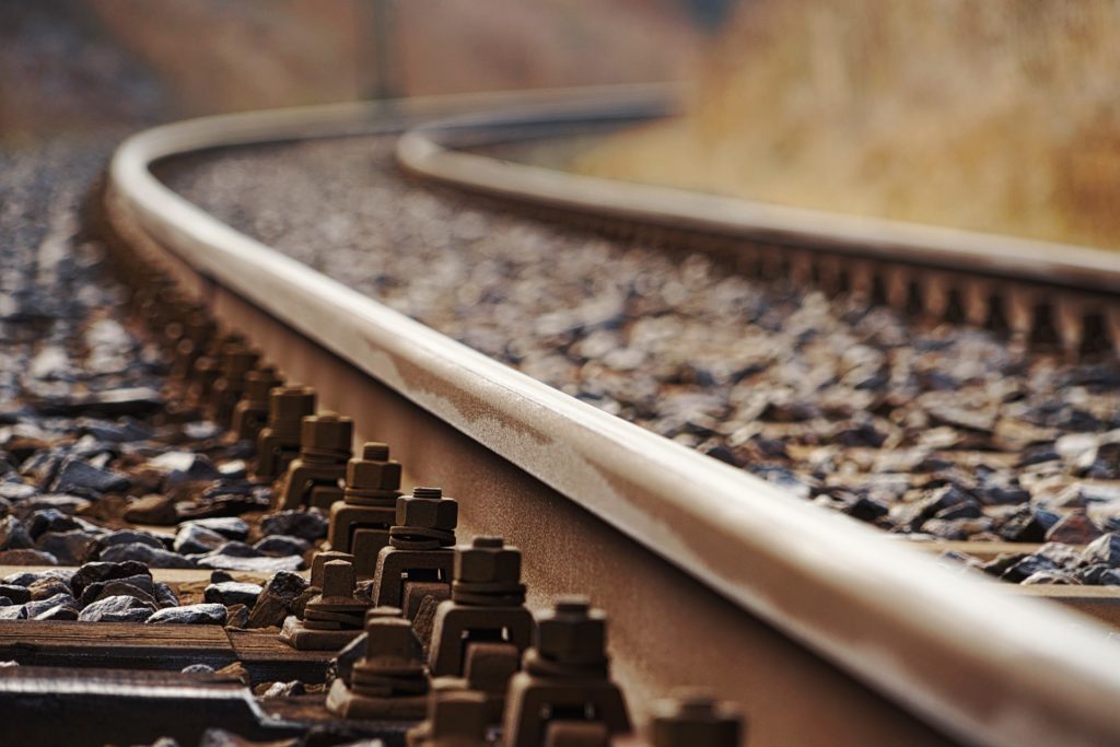 Attraversano i binari e vengono travolti dal treno ucciso un 25enne, ferito l'amico