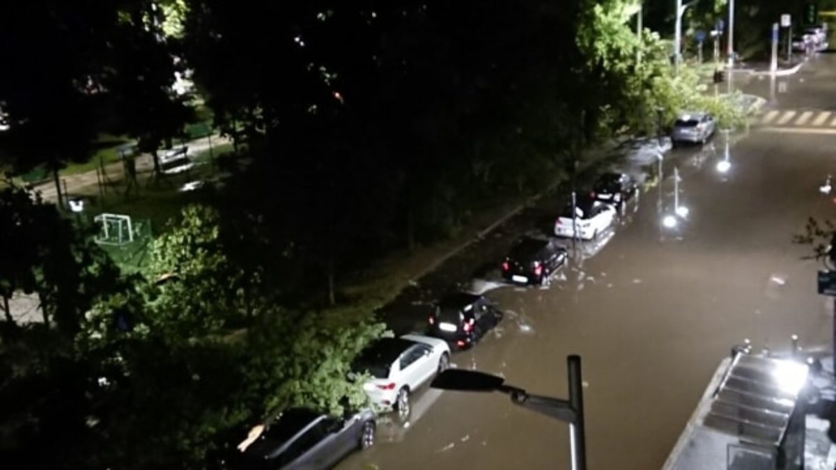 Milano, violentissimo nubifragio nella notte: alberi caduti e tetti scoperchiati