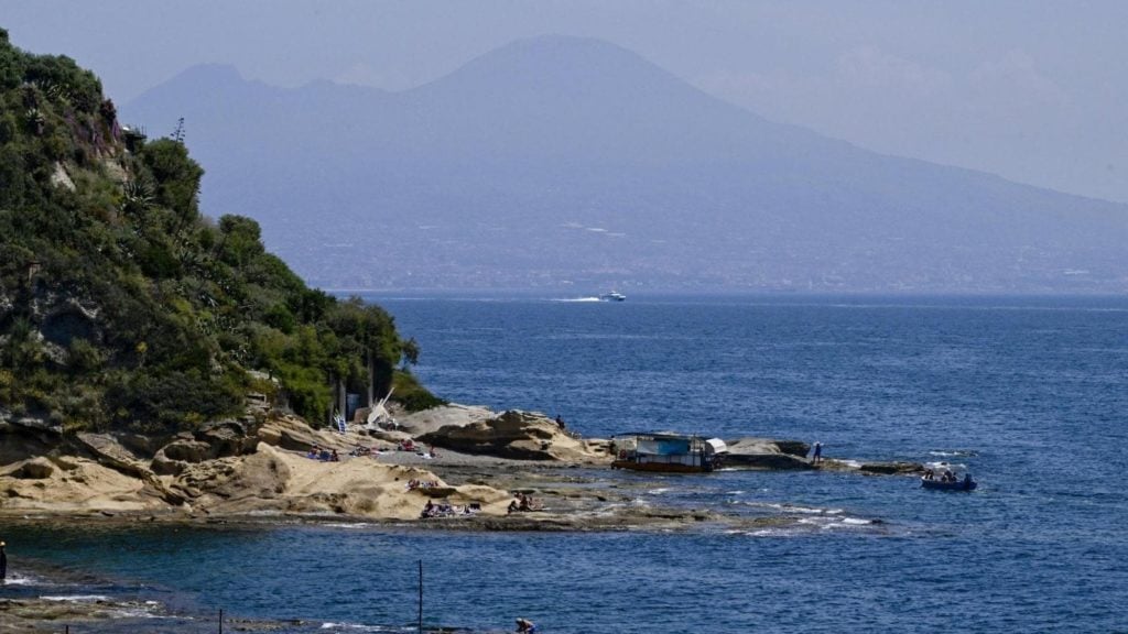 Napoli, bagnino accoltellato per un lettino a Marechiaro è in fin di vita