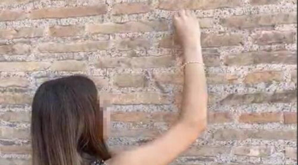 Sfregio al Colosseo, il genitori della giovane Non ha fatto niente di male