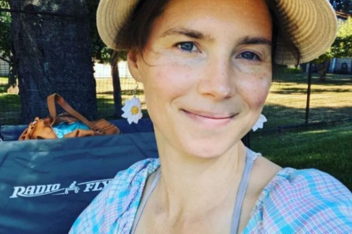 Amanda Knox di nuovo mamma, la foto incinta (con la bottiglia in mano)