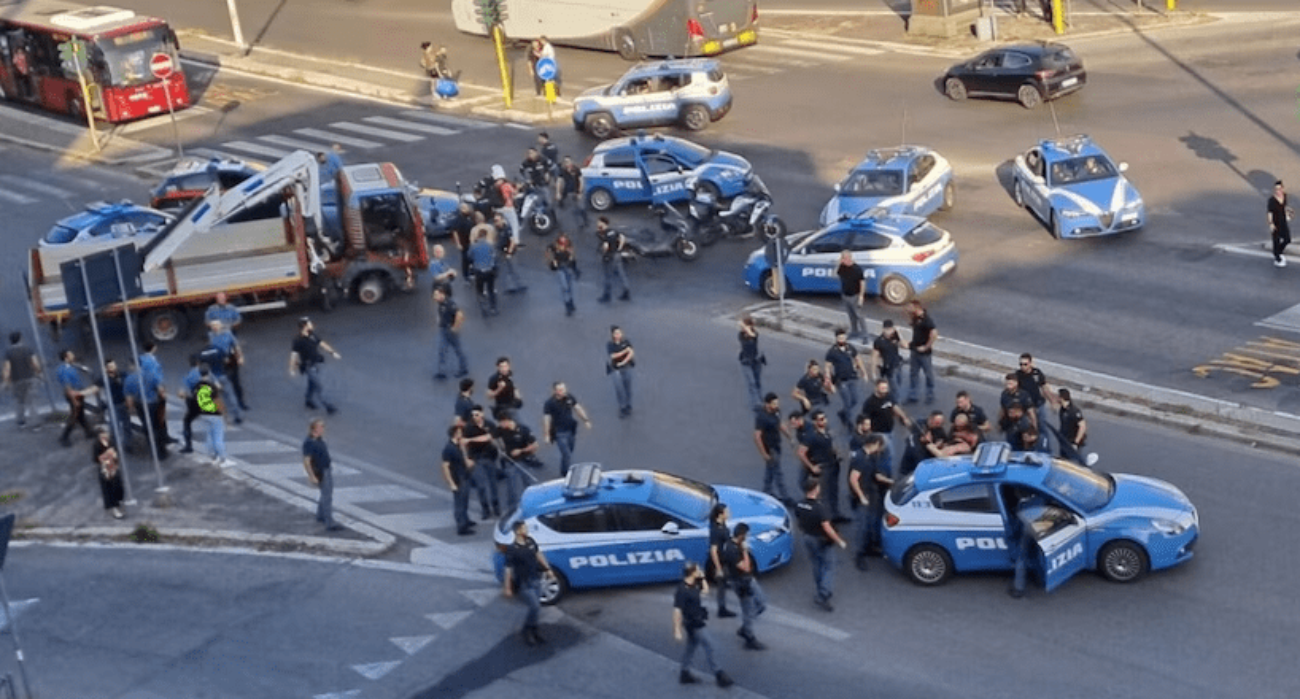 Inseguimento da film a Roma, ruba un camion e semina il panico