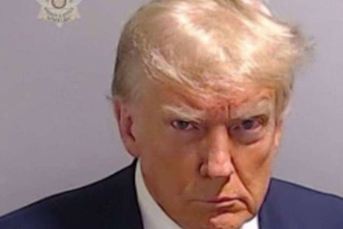 Trump arrestato, scattata la foto segnaletica è la prima volta per un ex presidente Usa