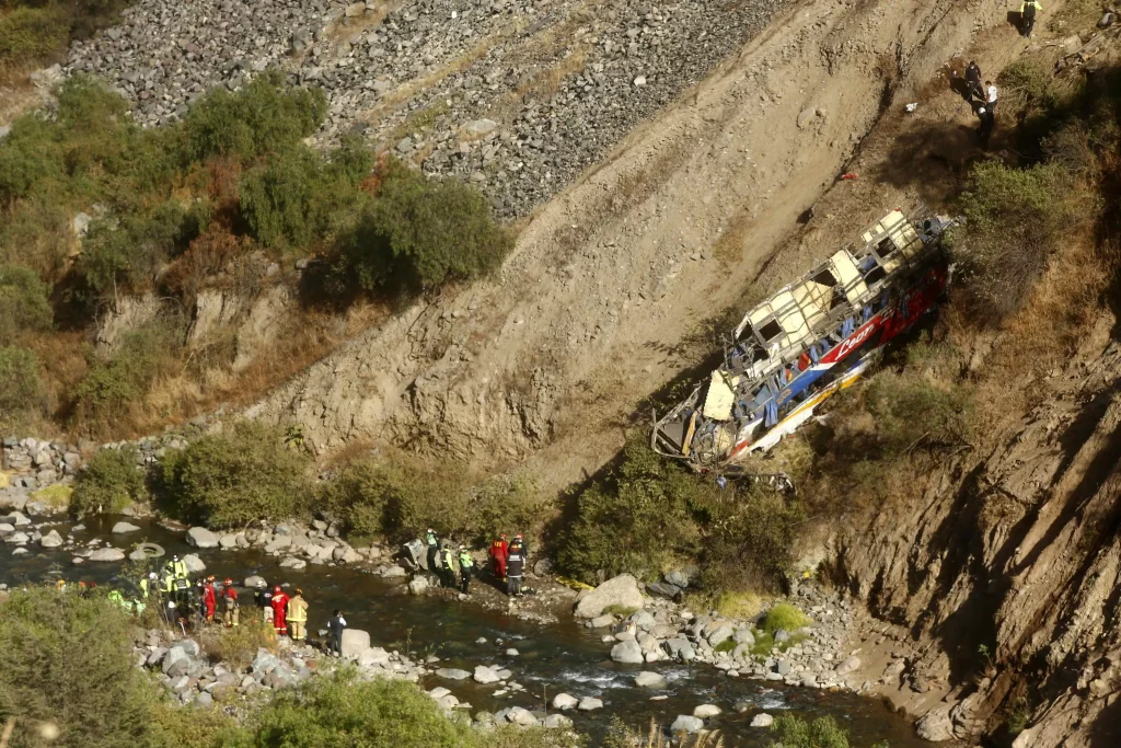 perù incidente bus morti feriti