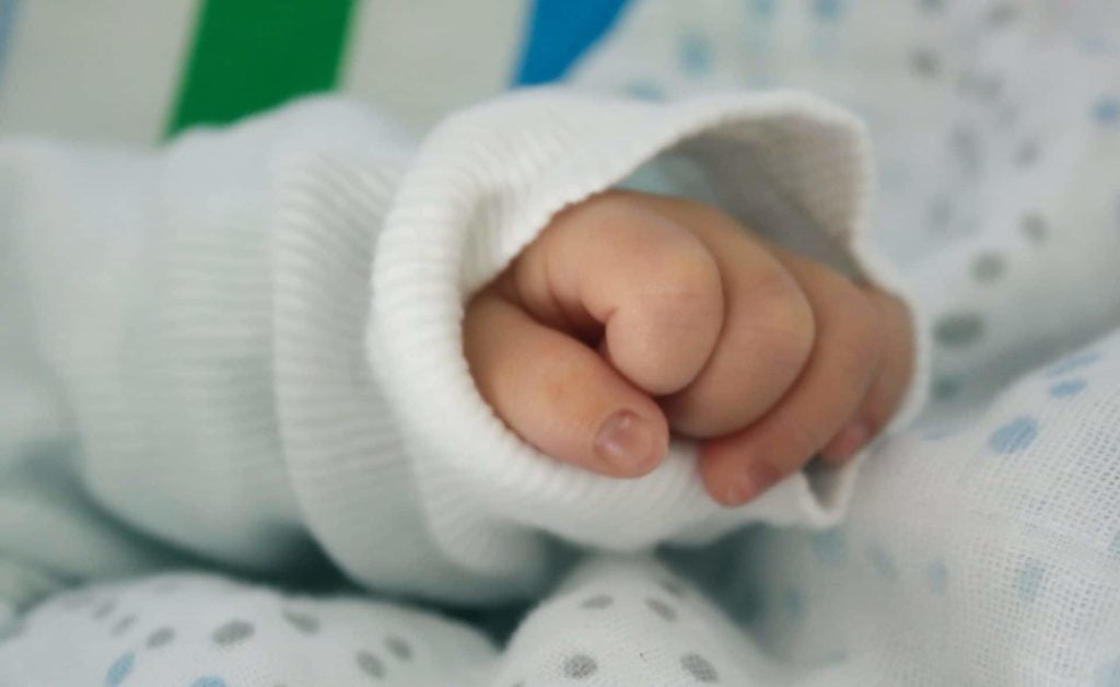 Uccide il figlioletto di 4 mesi, ergastolo al papà Non volevo