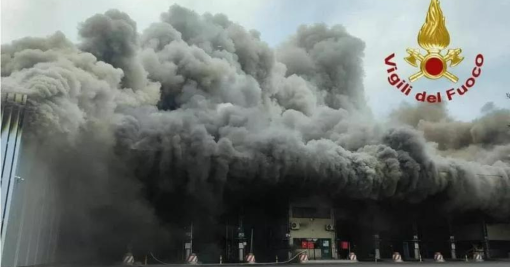 Roma, vasto incendio nella discarica di Malagrotta. Colonna di fumo visibile a diversi chilometri