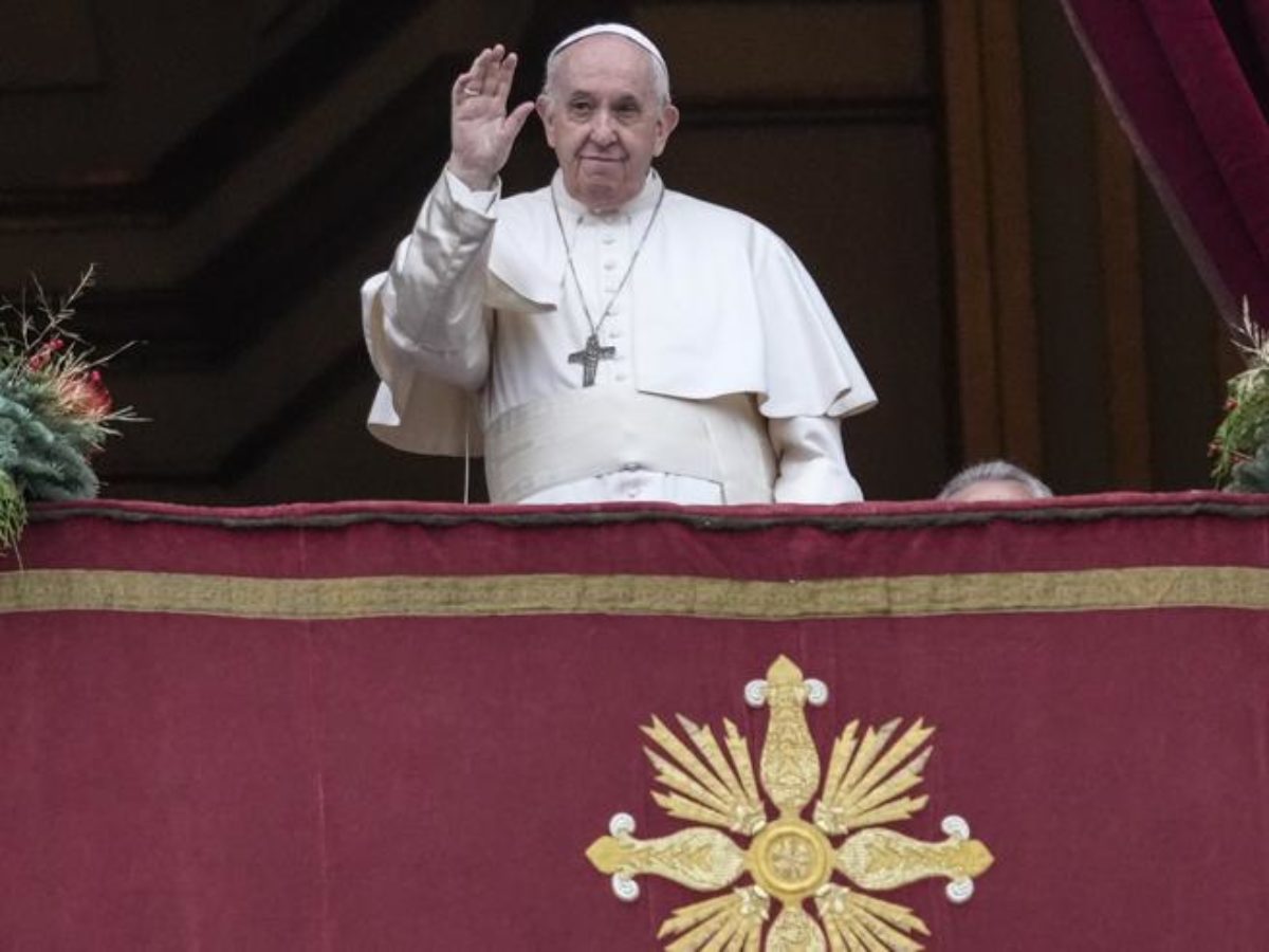 Papa Francesco alla Benedizione Urbi et Orbi: “Anche oggi tante stragi di innocenti: no alla guerra e alle armi”