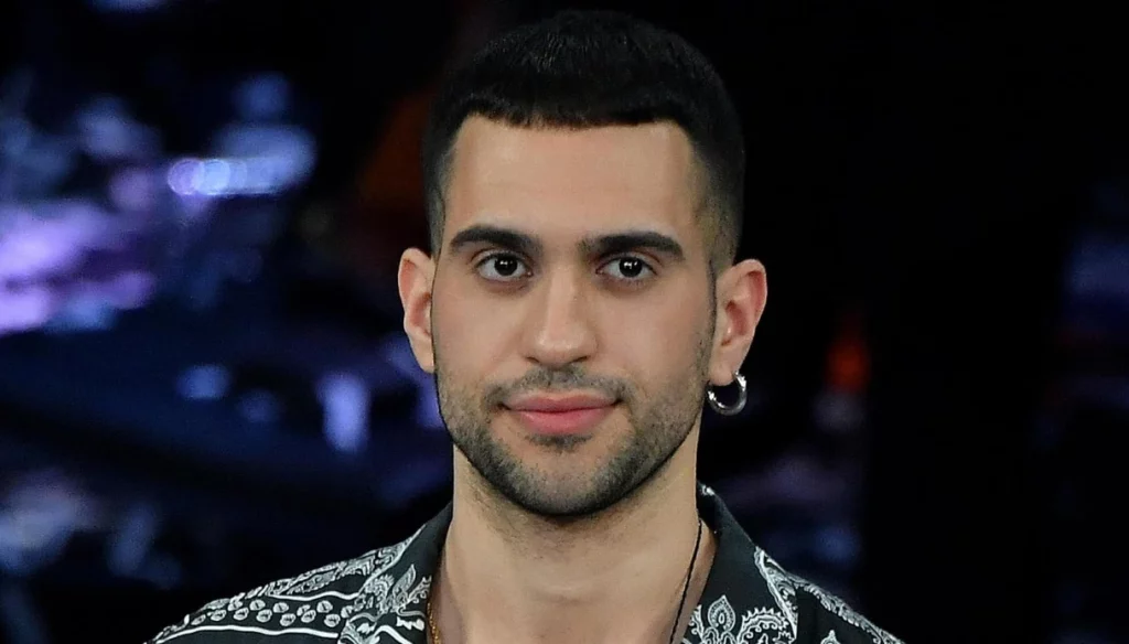 Sanremo 2024 Mahmood abito quarta serata Festival stilista, look, vestito oggi