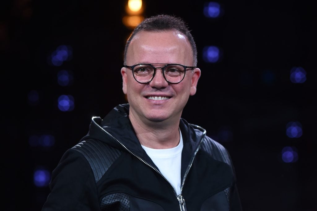 Sanremo 2024, l'abito di Gigi D'Alessio per la serata cover del Festival stilista, look, vestito