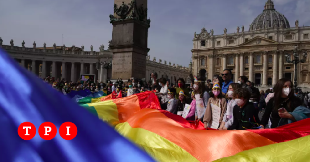 Il freno del Vaticano sulle benedizioni alle coppie gay: “Devono essere semplici e brevi”