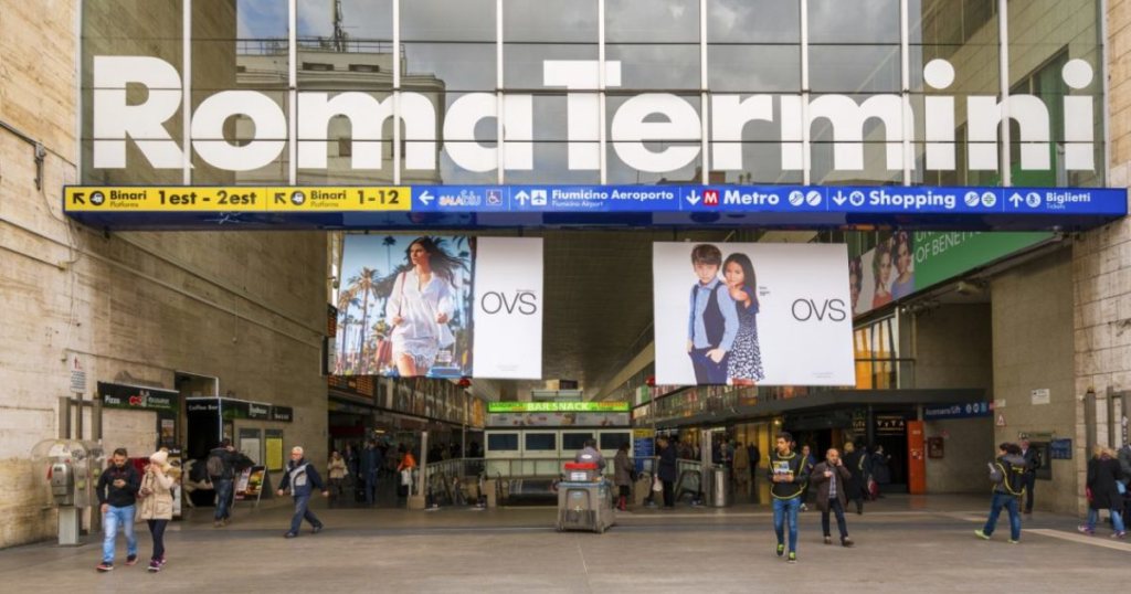 Panico a Roma Termini: 27enne rompe la gamba a una passante e prende a morsi i poliziotti. Arrestato